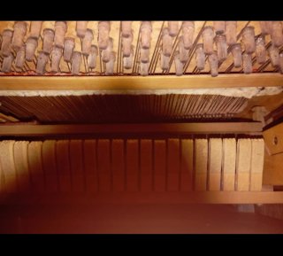 Piano antiguo negro con adornos dorados