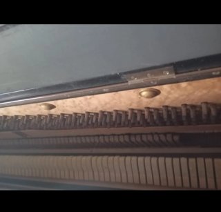 Piano antiguo negro con adornos dorados