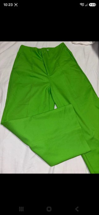 Pantalón verde Stradivarius talla 34