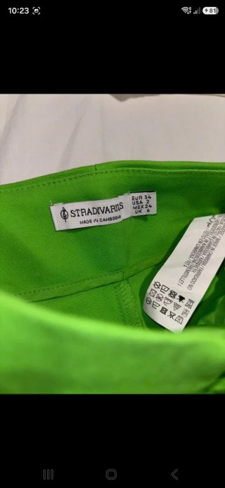 Pantalón verde Stradivarius talla 34
