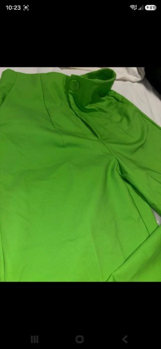Pantalón verde Stradivarius talla 34