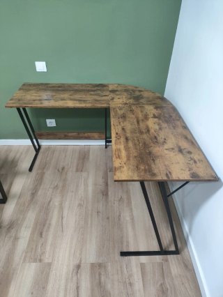 Mesa esquinera en L de madera y metal con balda