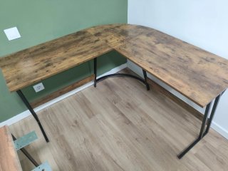 Mesa esquinera en L de madera y metal con balda