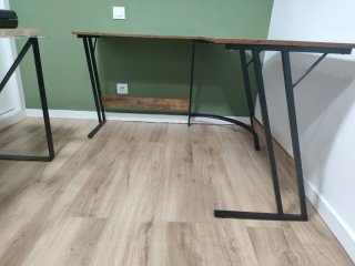 Mesa esquinera en L de madera y metal con balda