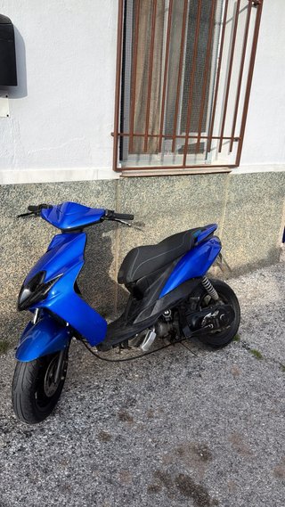 Yamaha Jog RR Azul y Negra