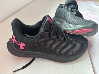 Zapatillas Under Armour Negras y Rosas