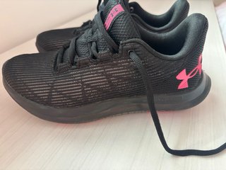 Zapatillas Under Armour Negras y Rosas