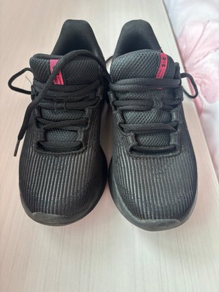 Zapatillas Under Armour Negras y Rosas