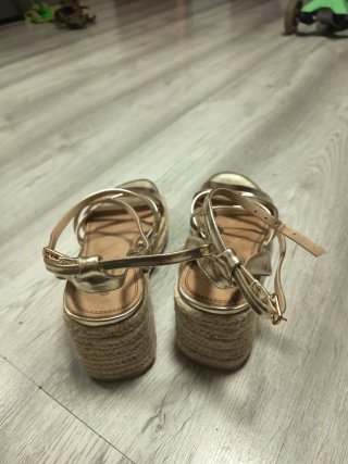 Sandalias doradas ALTA MODA mujer