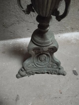 Candelabro de bronce antiguo