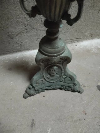 Candelabro de bronce antiguo