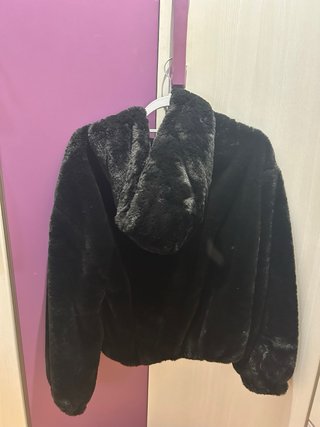 Abrigo negro de pelo sintético