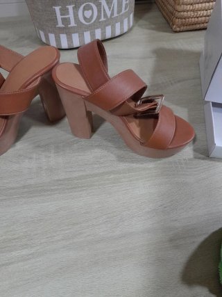 Sandalias de tacón marrón
