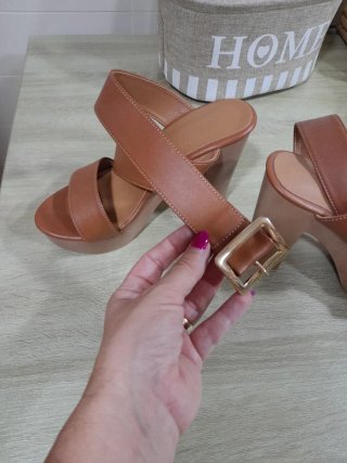 Sandalias de tacón marrón