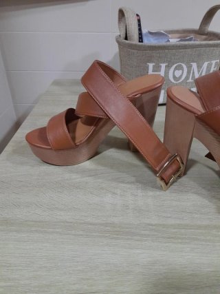 Sandalias de tacón marrón