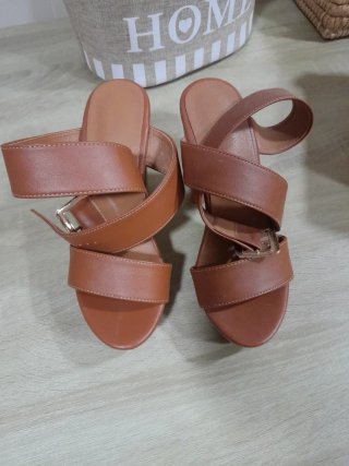 Sandalias de tacón marrón