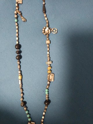 Collar largo con abalorios y dijes