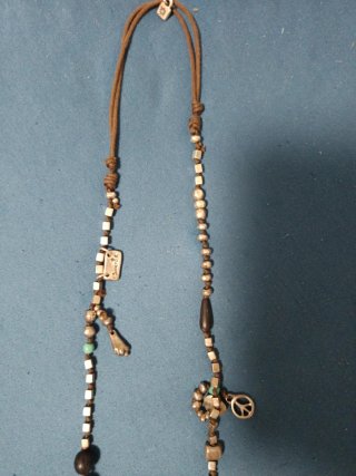 Collar largo con abalorios y dijes