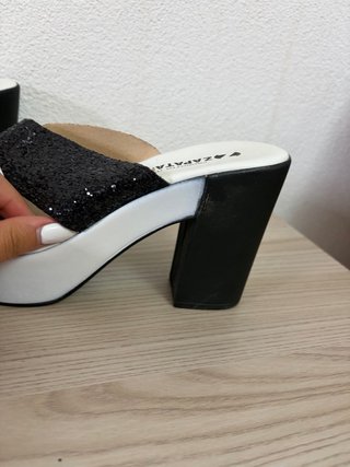 Sandali eleganti con tacco glitter nero