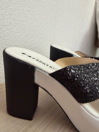 Sandali eleganti con tacco glitter nero