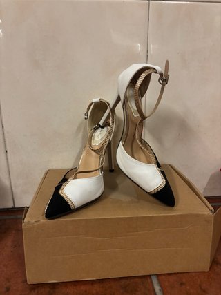 Tacones Blancos y Negros