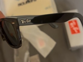 Gafas de sol Ray-Ban negras.