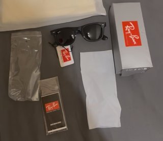 Gafas de sol Ray-Ban negras.
