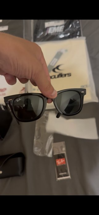 Gafas de sol Ray-Ban negras.