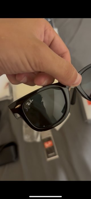 Gafas de sol Ray-Ban negras.