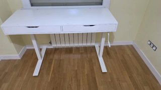 Mesa de estudio blanca con cajones