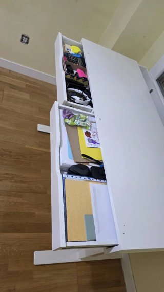 Mesa de estudio blanca con cajones