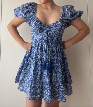 Vestido corto floral azul y blanco