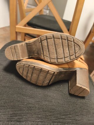 Botín campero tacón hebillas