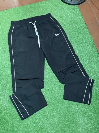 Lote de 5 prendas de ropa usadas en buen estado.