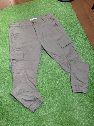 Lote de 5 prendas de ropa usadas en buen estado.