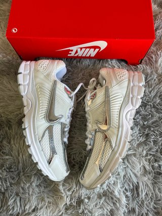 Nike zoom Vomero 5 Plata y Blanco
