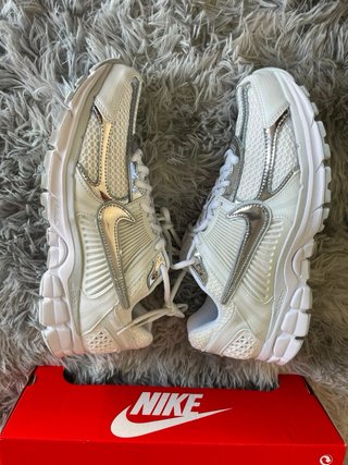 Nike zoom Vomero 5 Plata y Blanco