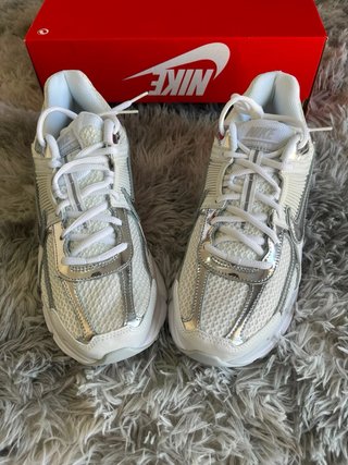 Nike zoom Vomero 5 Plata y Blanco