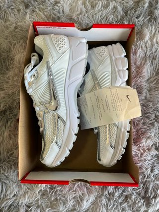 Nike zoom Vomero 5 Plata y Blanco