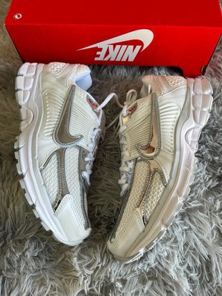 Nike zoom Vomero 5 Plata y Blanco