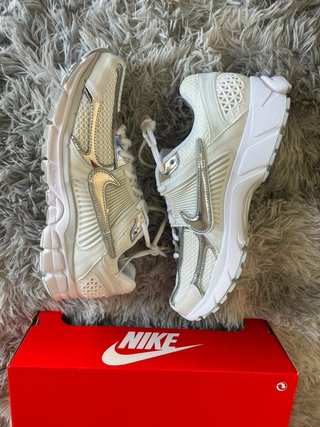 Nike zoom Vomero 5 Plata y Blanco