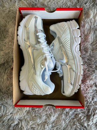 Nike zoom Vomero 5 Plata y Blanco