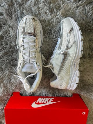 Nike zoom Vomero 5 Plata y Blanco