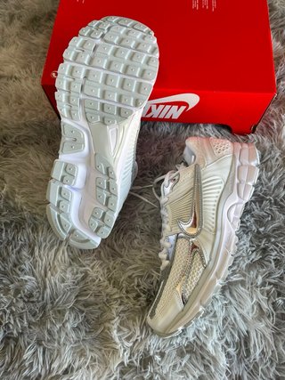 Nike zoom Vomero 5 Plata y Blanco