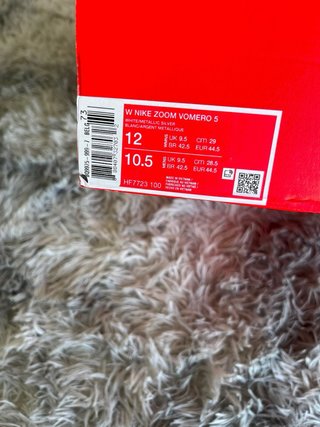 Nike zoom Vomero 5 Plata y Blanco