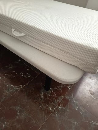 Cama  Ikea, colchón, base tapizada y cabecero.