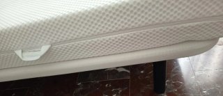 Cama  Ikea, colchón, base tapizada y cabecero.