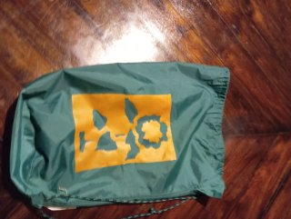 Saco de dormir verde con logo