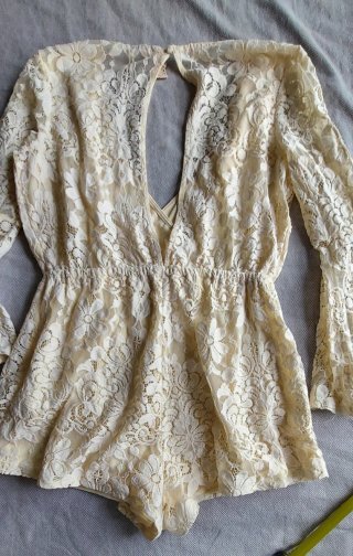 Mono corto encaje beige