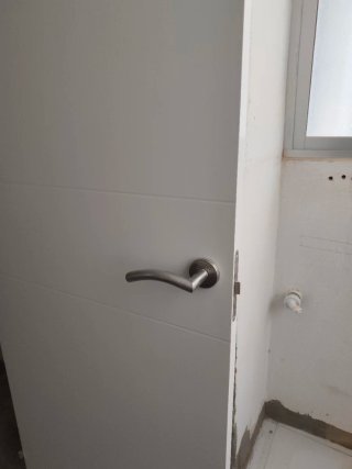 3 puertas blancas lacadas mazizas Leroy Merlín.